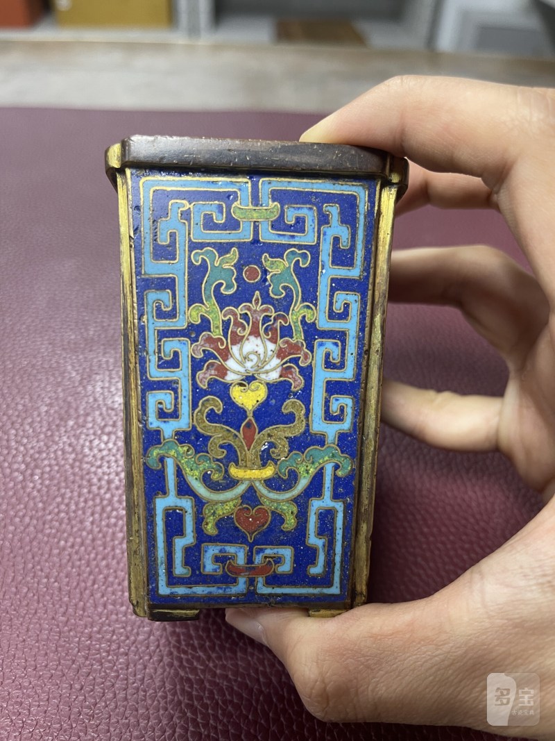 清早期 铜胎掐丝珐琅西番莲纹四方笔筒 - 图5
